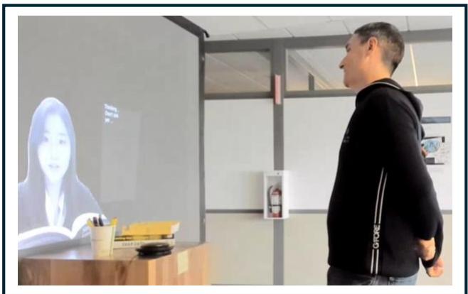 Коллега разговаривает с Дитто в коридоре